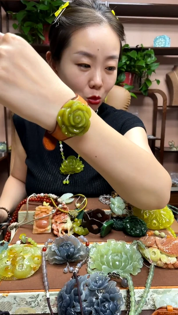 未镶嵌岫玉吊坠多样性发货发其中之一