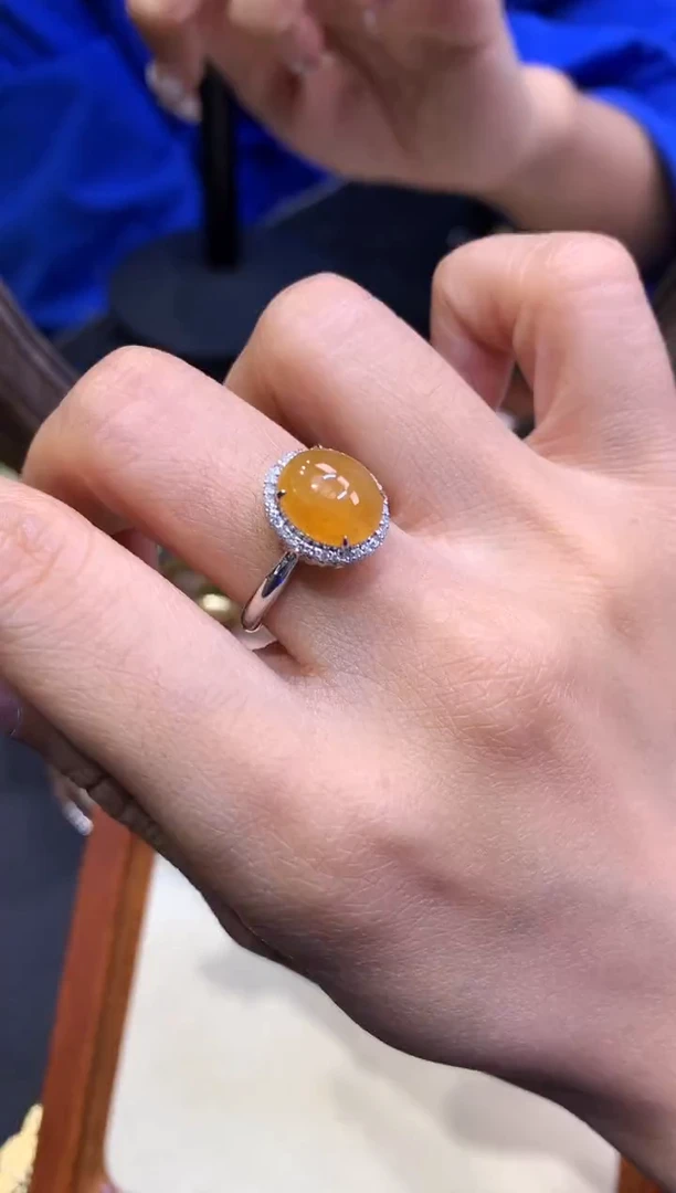 18K金镶嵌挂件翡翠戒指