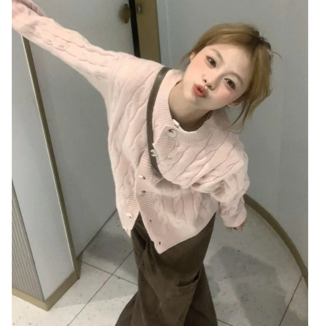 慵懒风粉色针织开衫女秋季穿搭绞花毛衣外套宽松显瘦学院风上衣潮