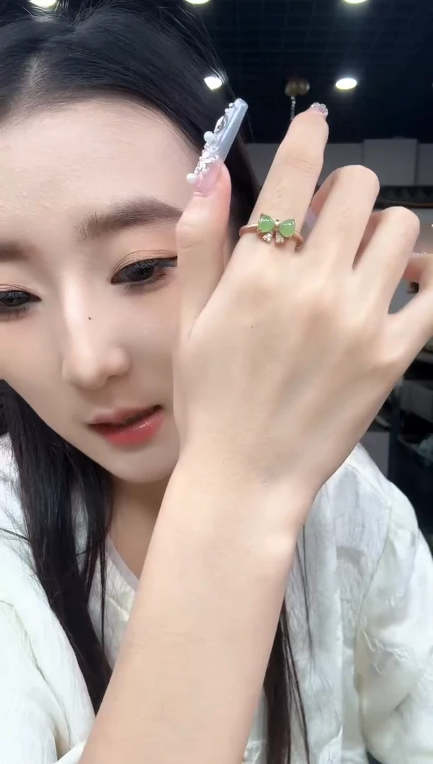 银S925镶嵌戒指和田玉（碧玉）苹果绿蝴蝶结戒指