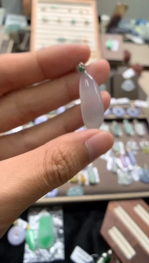 颈饰18K金镶嵌翡翠福瓜