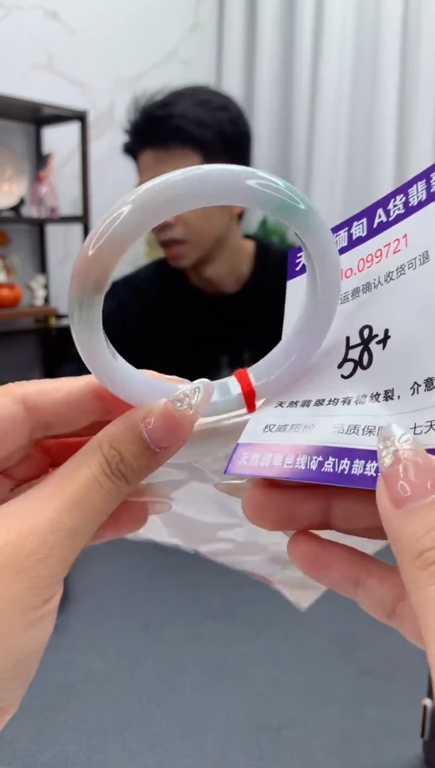 未镶嵌手镯翡翠有纹，完美者勿拍