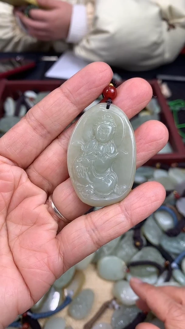 颈饰未镶嵌和田玉（多样性发一件）没有证书有瑕