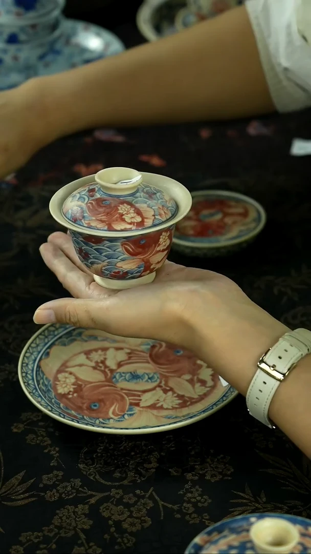 清理仓库中 茶具茶叶陶炉