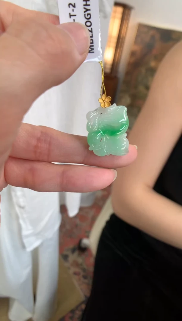 翡翠18K金镶嵌颈饰花件吊坠