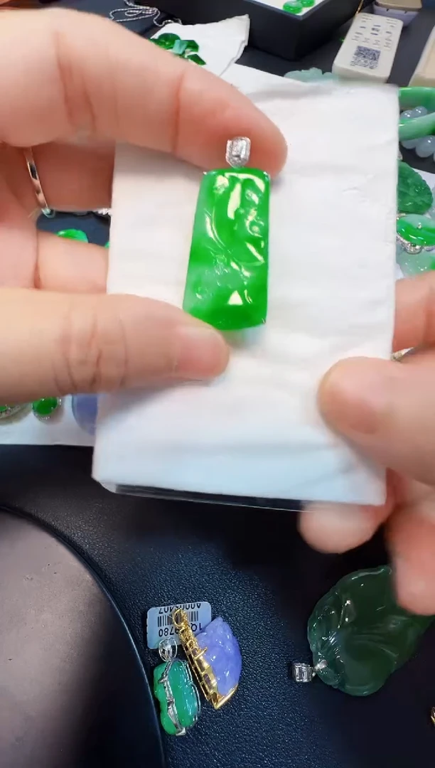 吊坠(不含链)18K金镶嵌翡翠6800