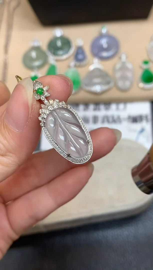 颈饰18K金镶嵌翡翠树叶【无服务费