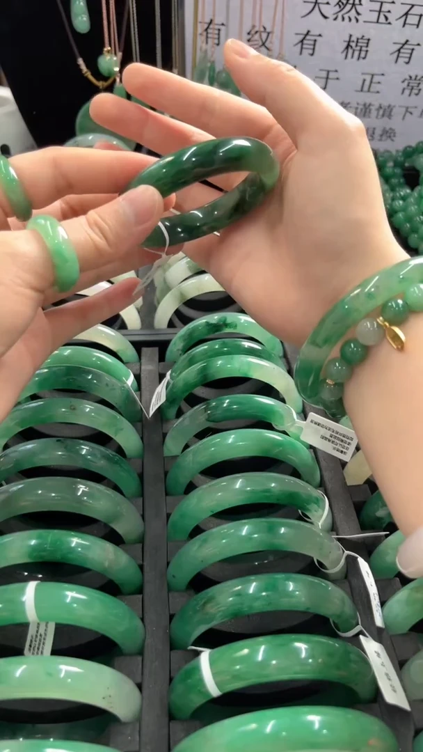 石英质玉（非洲翠）手镯未镶嵌57+
