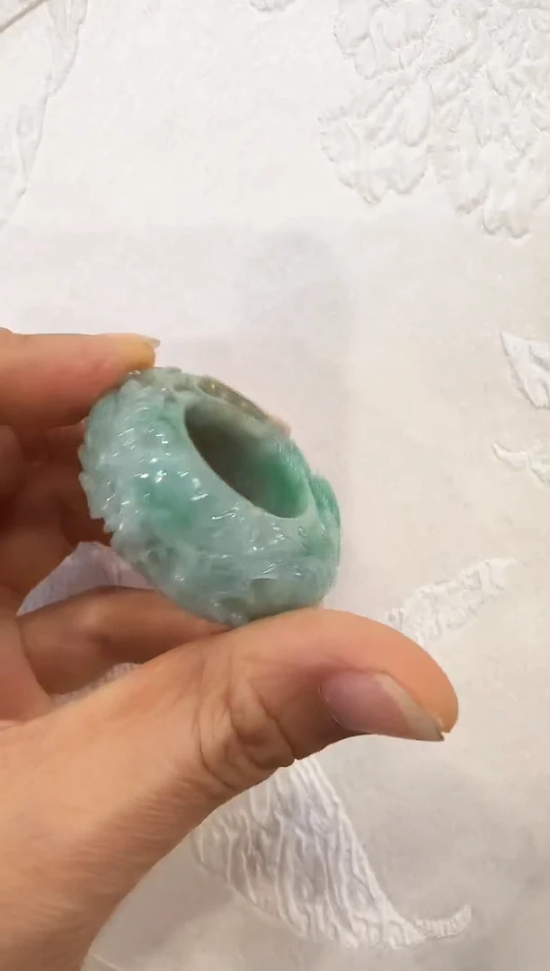翡翠未镶嵌颈饰国风