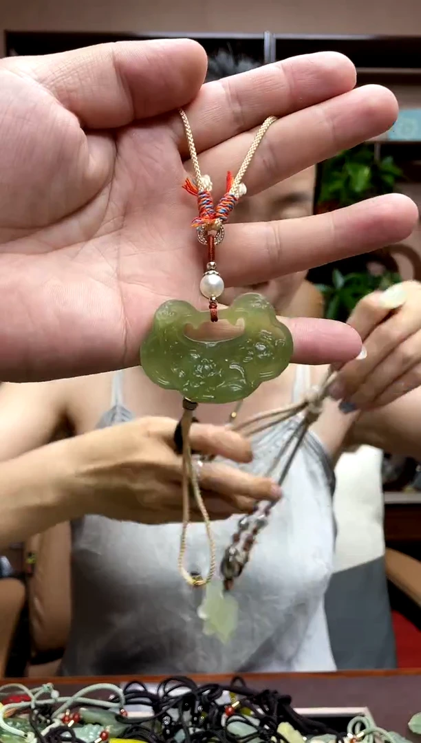 岫玉未镶嵌颈饰·