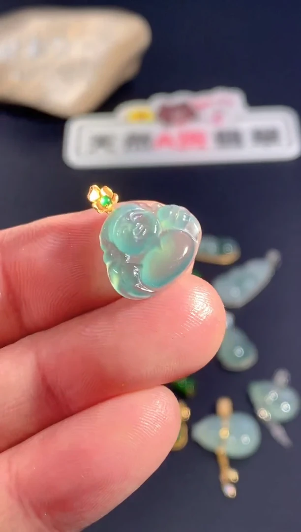 颈饰18K金镶嵌翡翠