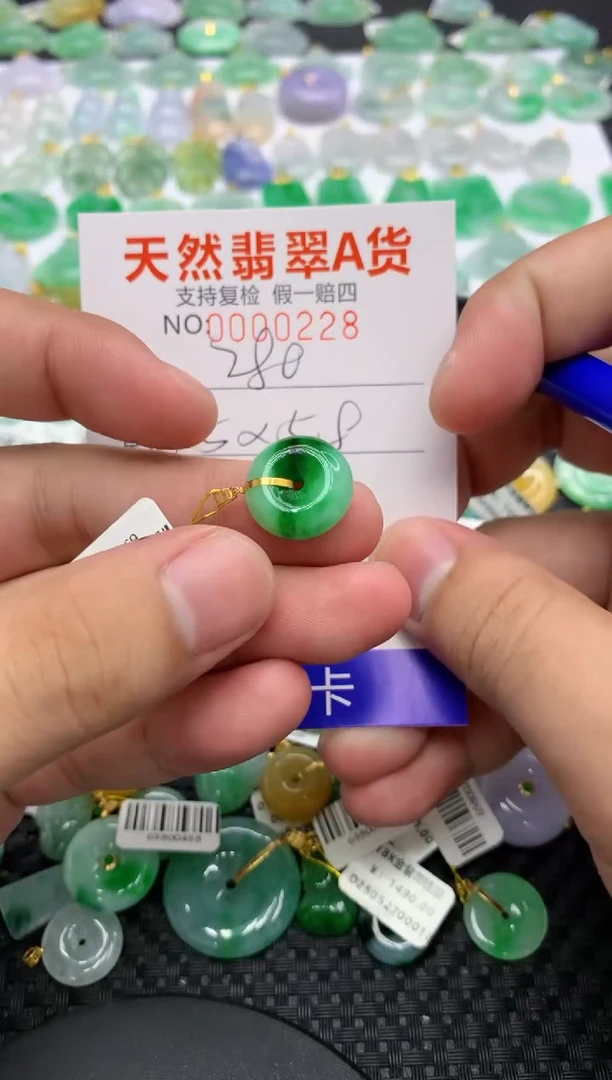 翡翠18K金镶嵌颈饰11111111111