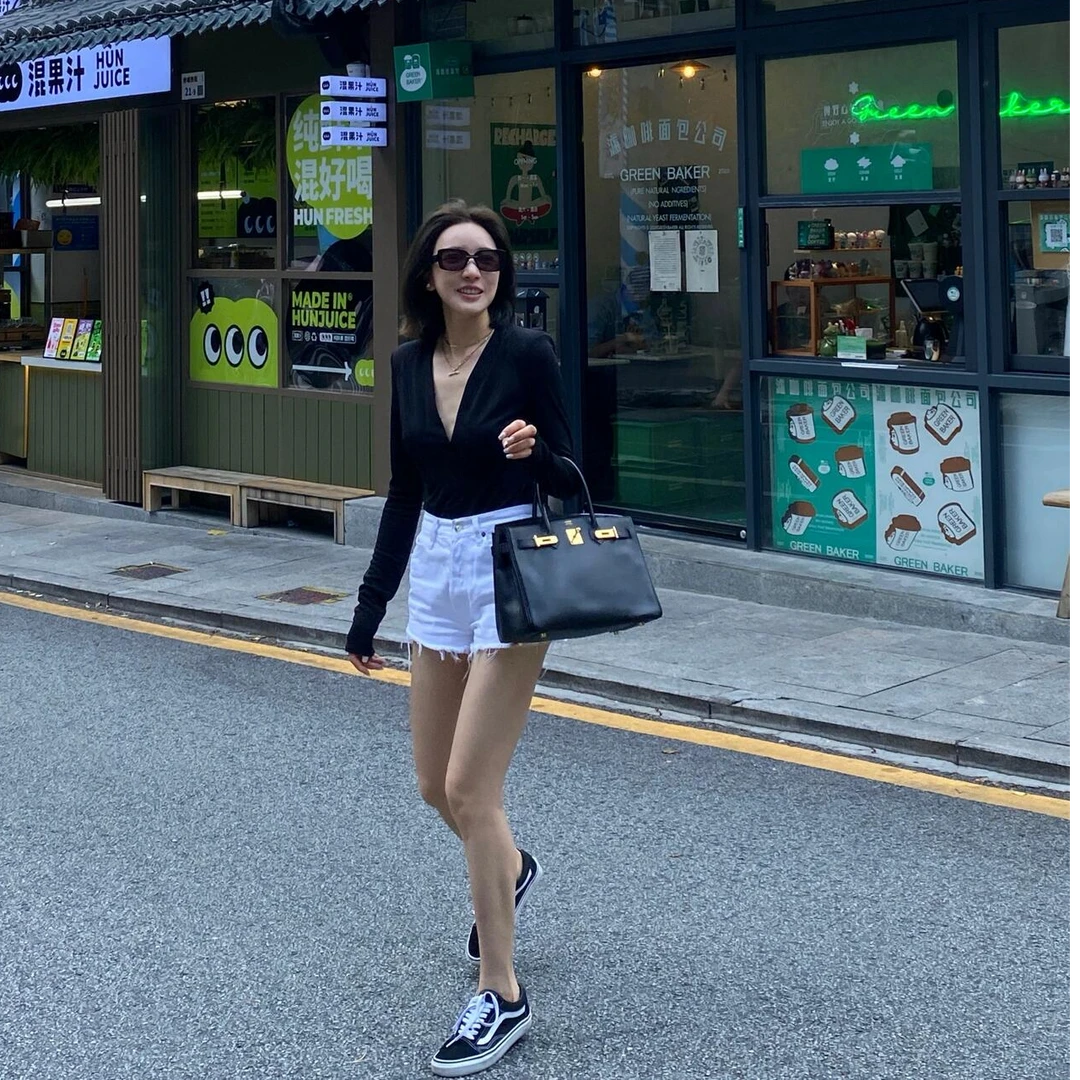 黑色长袖t恤女设计感小众修身显瘦百搭内搭纯色v领针织打底衫春秋