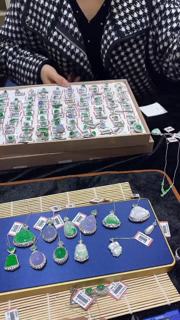 【闪购商品】翡翠吊坠(不含链)18K金镶嵌翡翠吊坠WXY