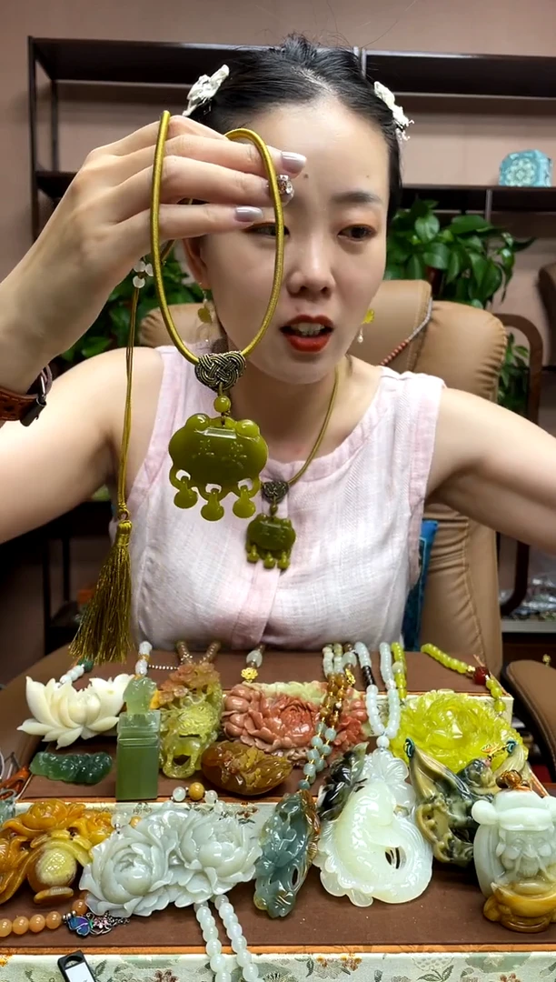 未镶嵌岫玉颈饰多样性发货发其中之一