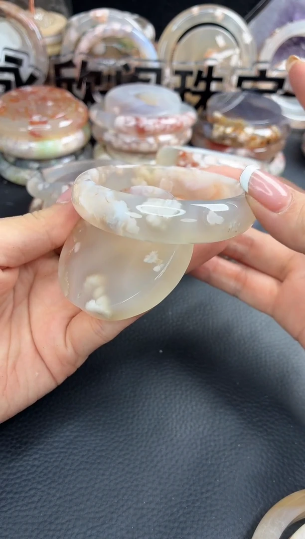 未镶嵌手镯（圆镯）石英质玉56