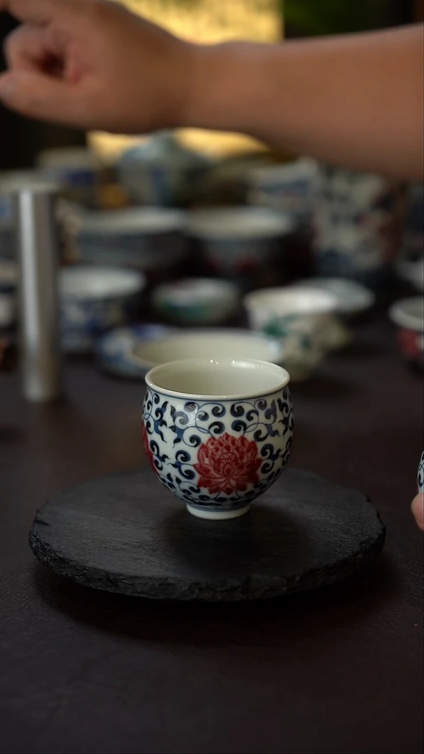 景德镇手绘青花釉里红缠枝莲龙蛋杯