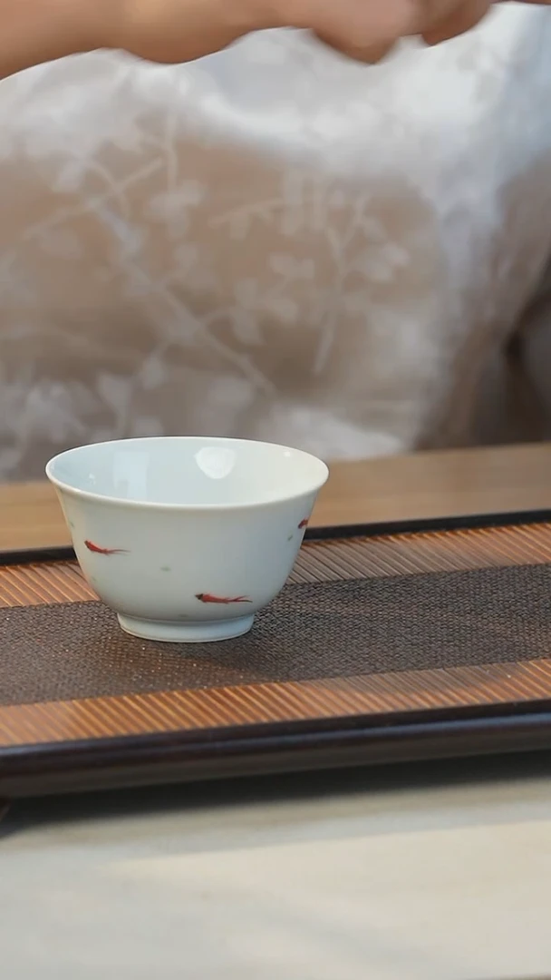 手绘锦鲤白瓷主人杯