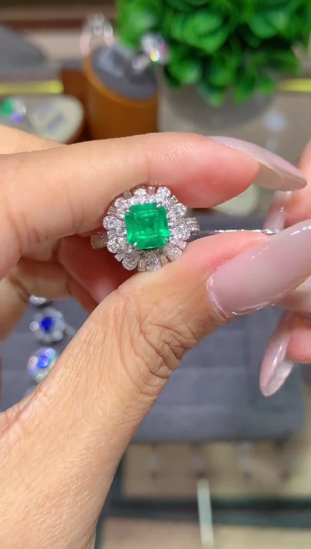 祖母绿戒指18K金镶嵌1.3CT