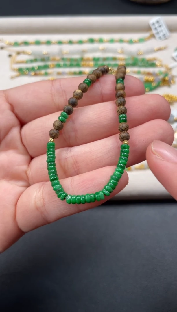 18K金镶嵌手串翡翠一条   P185
