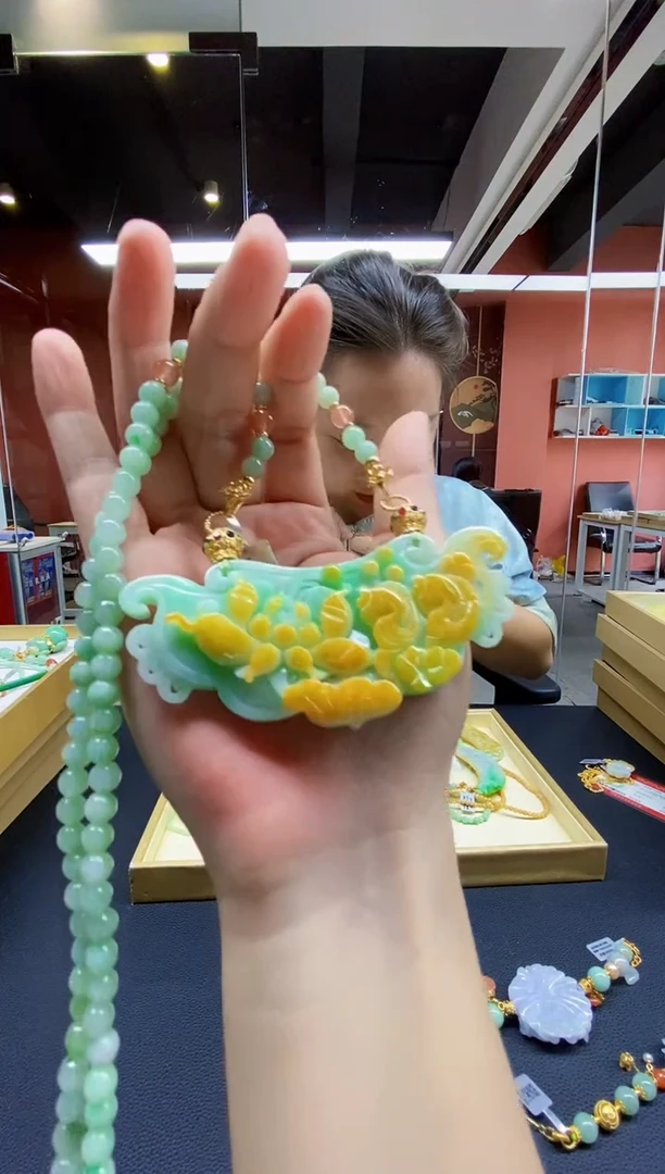 颈饰未镶嵌翡翠吊坠