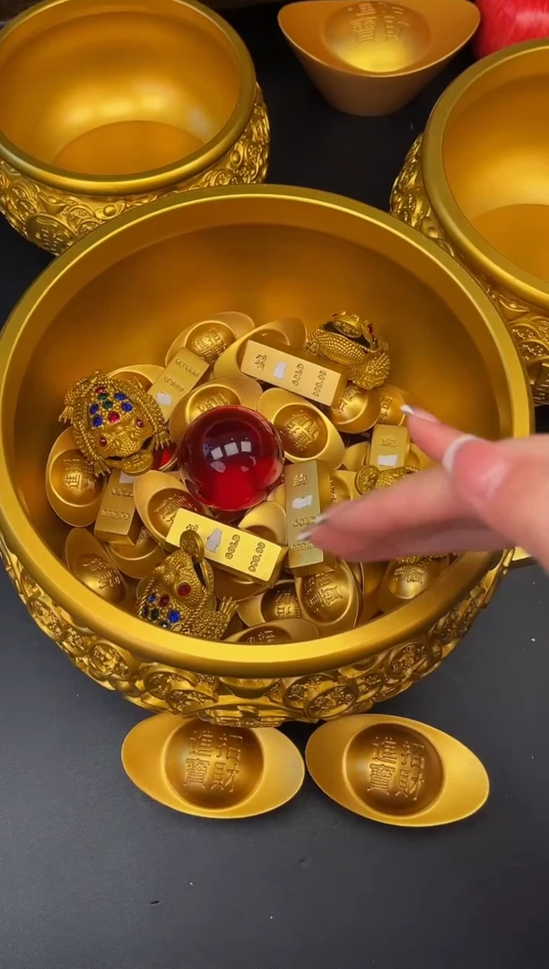 铜30个2号元宝+8个金条（5.3cm）+4个金色金蟾