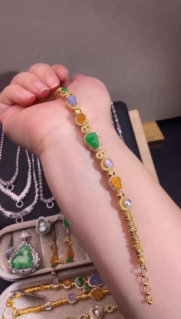 颈饰18K金镶嵌翡翠盘缠