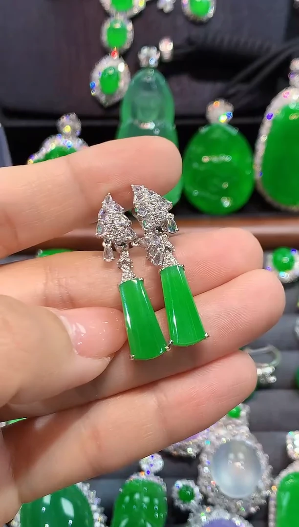 18K金镶嵌翡翠耳饰耳钉