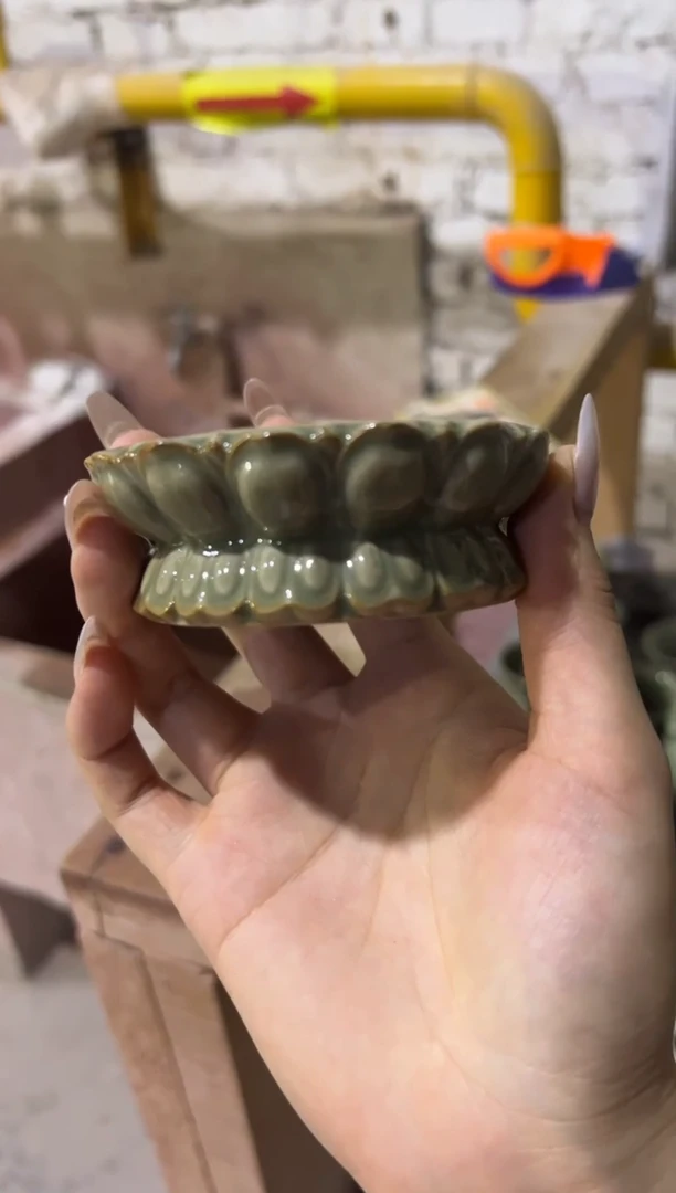 微瑕耀州窑青瓷莲台盖置底座