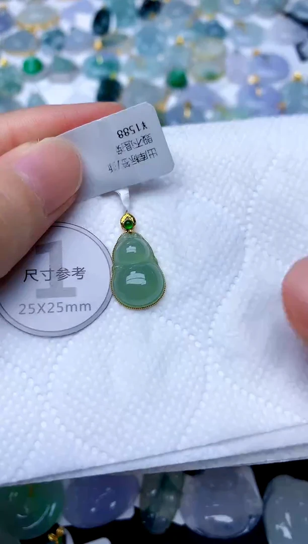 颈饰18K金镶嵌翡翠天然A货翡翠