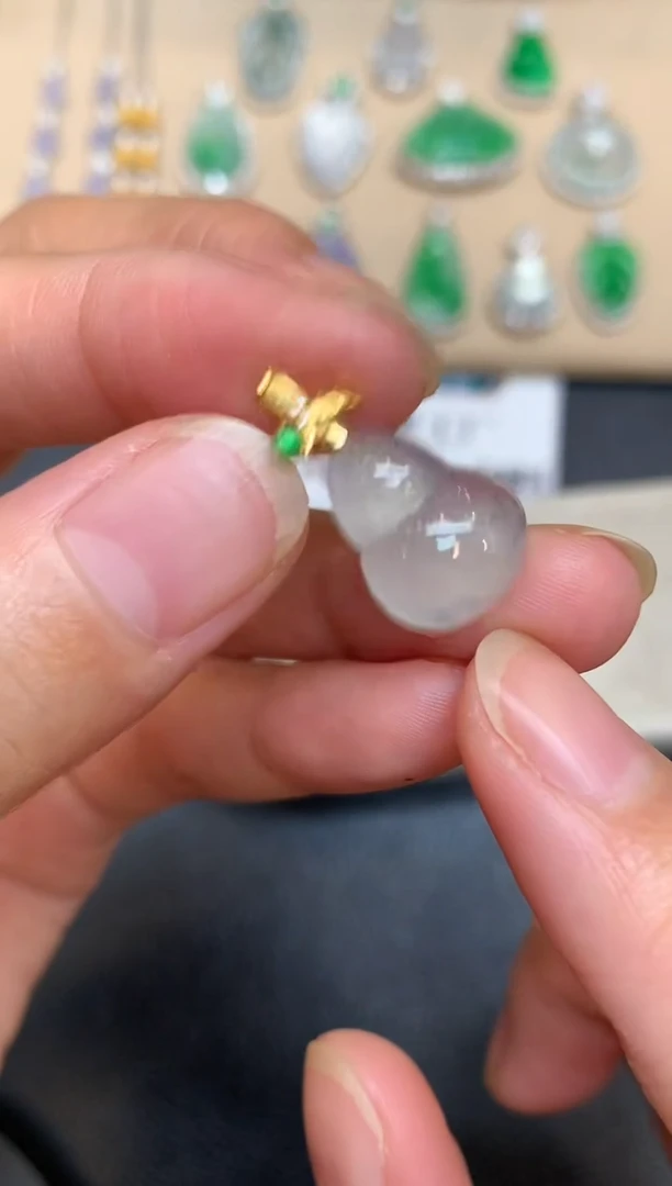 颈饰18K金镶嵌翡翠葫芦【无服务费