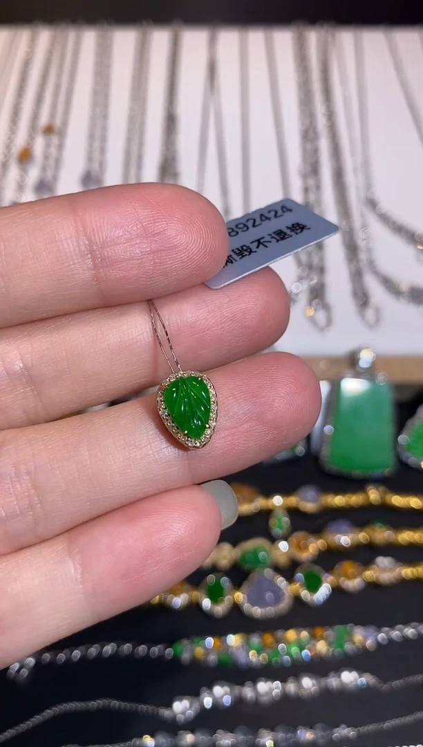 颈饰18K金镶嵌翡翠吊坠