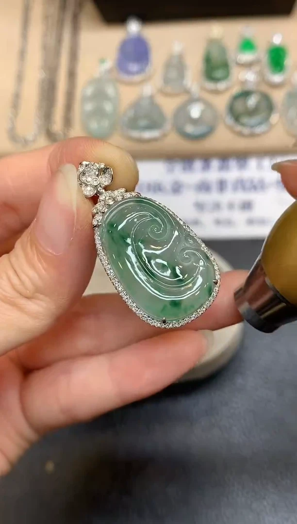 颈饰18K金镶嵌翡翠如意【无服务费