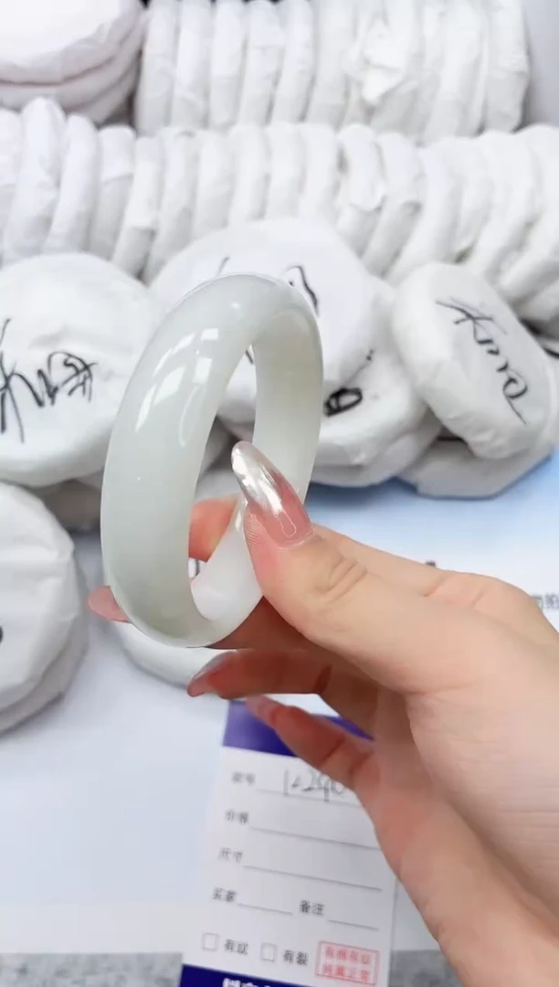 和田玉手镯未镶嵌12K240-56