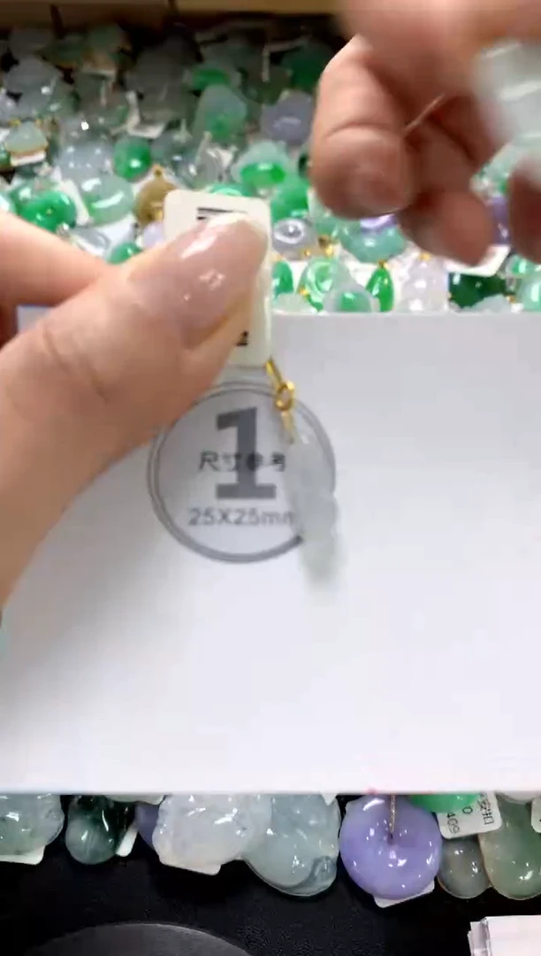 翡翠18K金镶嵌颈饰1111111111111111