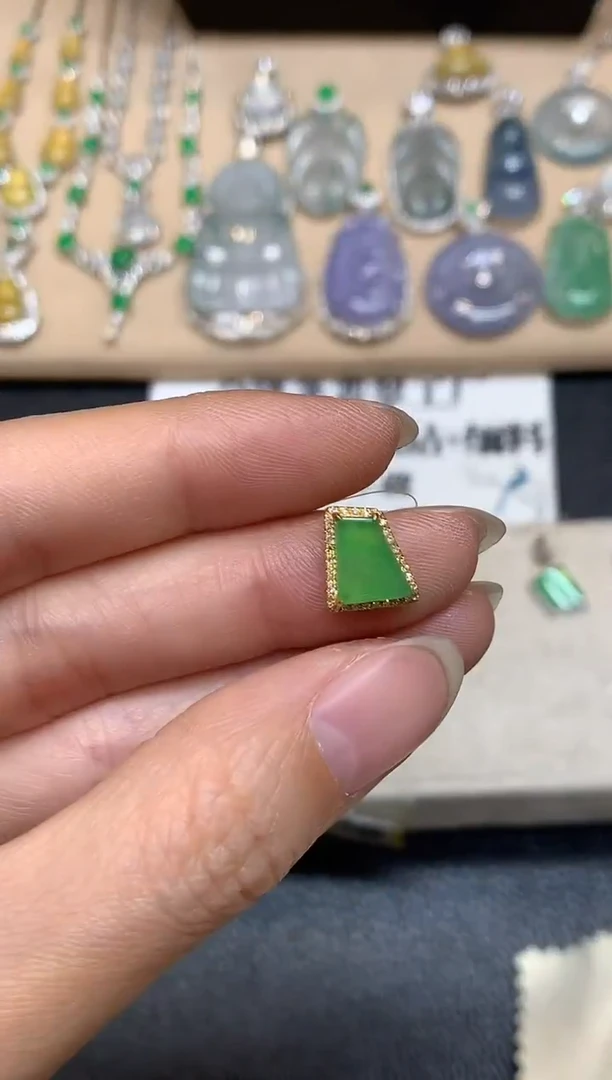 颈饰18K金镶嵌翡翠无事牌【无服务费