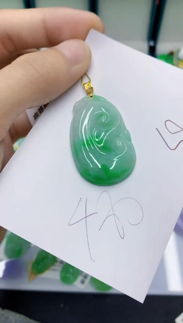 翡翠18K金镶嵌颈饰翡翠