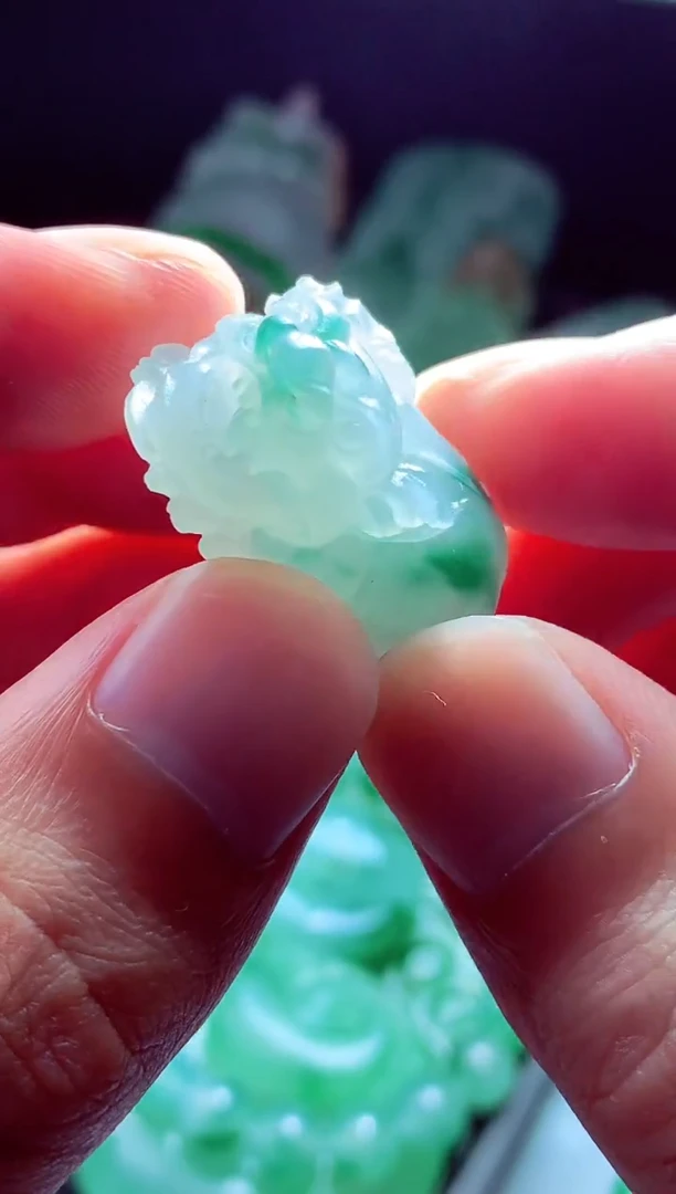 未镶嵌定制翡翠阔****?翡翠毛货定制