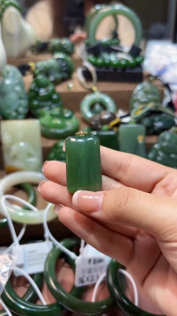 颈饰18K金镶嵌和田玉（碧玉）1