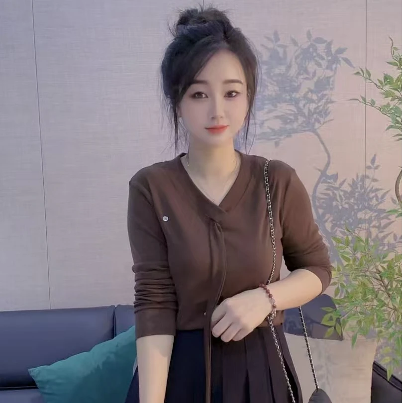 丹丹精选--2515新款设计感V领飘带装饰长袖时尚T恤