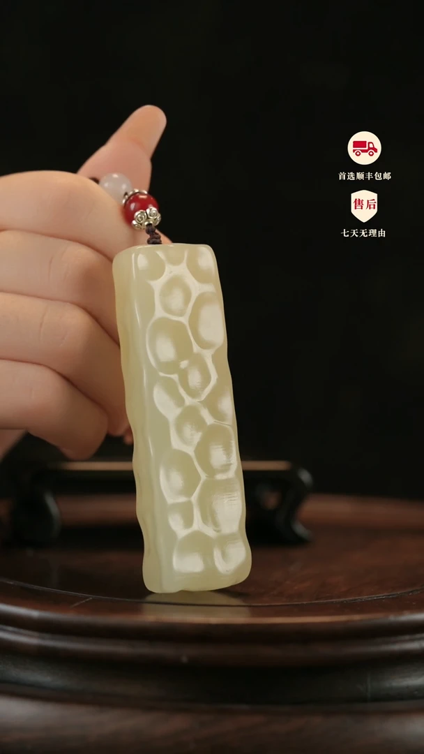 云南石竹叶青雕刻：小奶酪手把件摆件