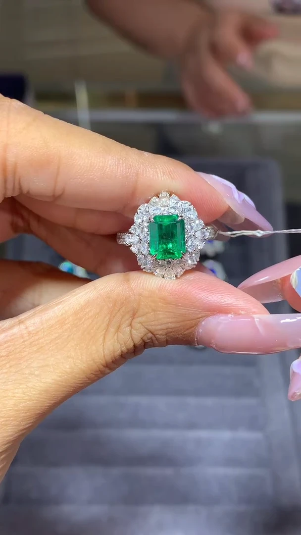 18K金镶嵌戒指祖母绿1.4CT