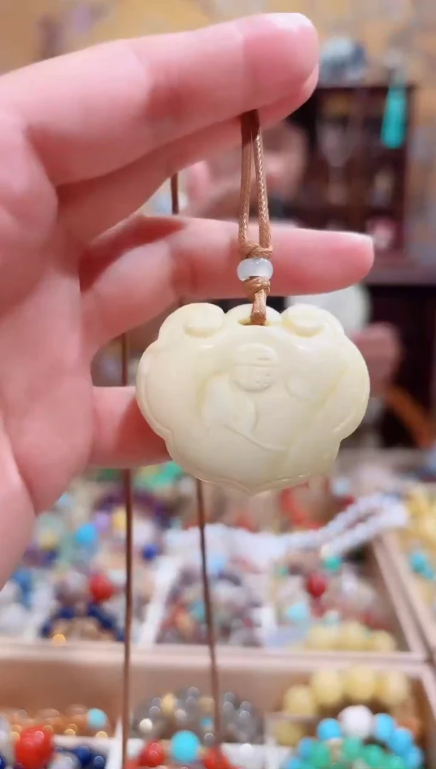 蜜蜡颈饰未镶嵌库***梨瓷白花蜡精品如意