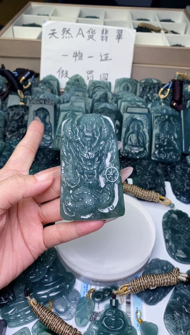 颈饰未镶嵌翡翠