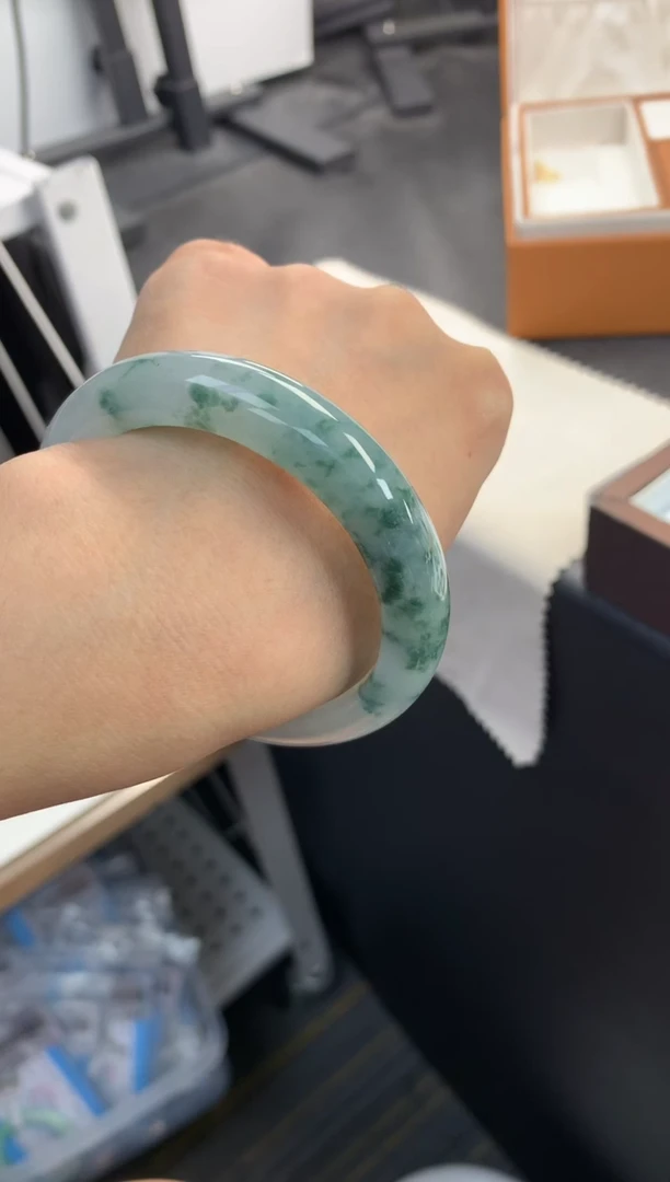 未镶嵌手镯翡翠退货需手镯吊牌标签完好