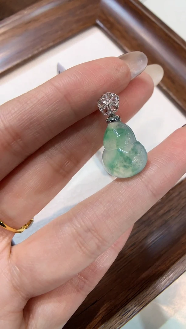 颈饰18K金镶嵌翡翠葫芦