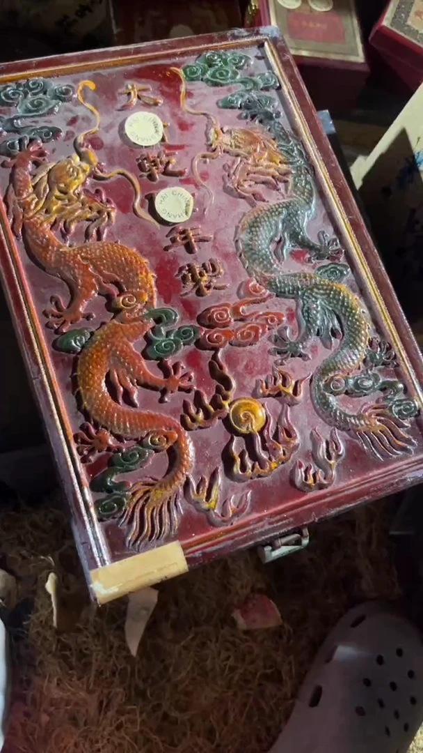 香榧木（1个闷包竖款红色盘龙扁盒子）