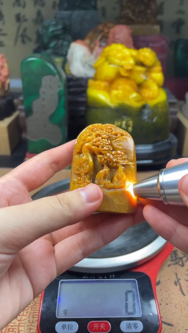 寿山石印石黄冻石高浮雕作品 诸事顺遂