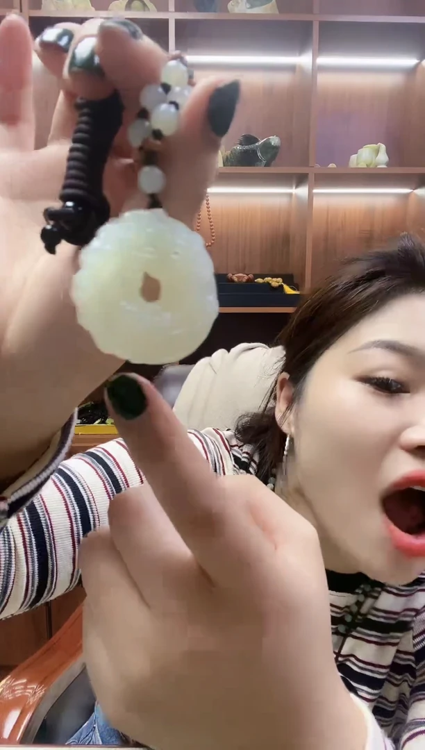 未镶嵌蛇纹石玉吊坠