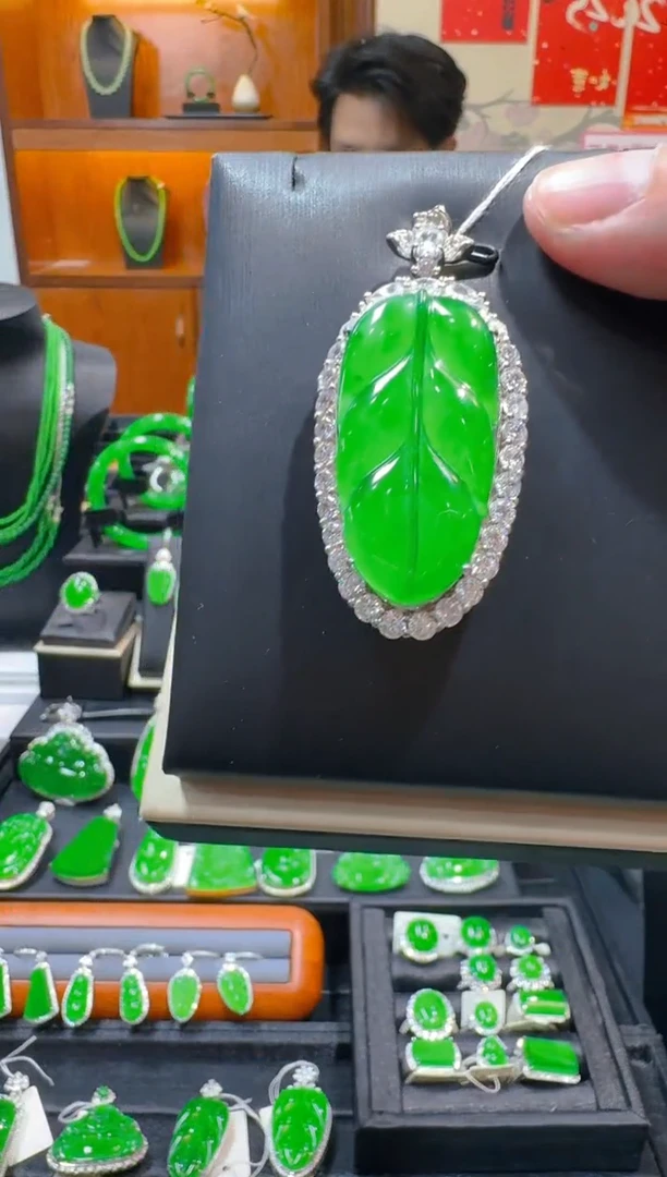 【闪购商品】翡翠吊坠(赠链)银S925镶嵌天然A货翡翠